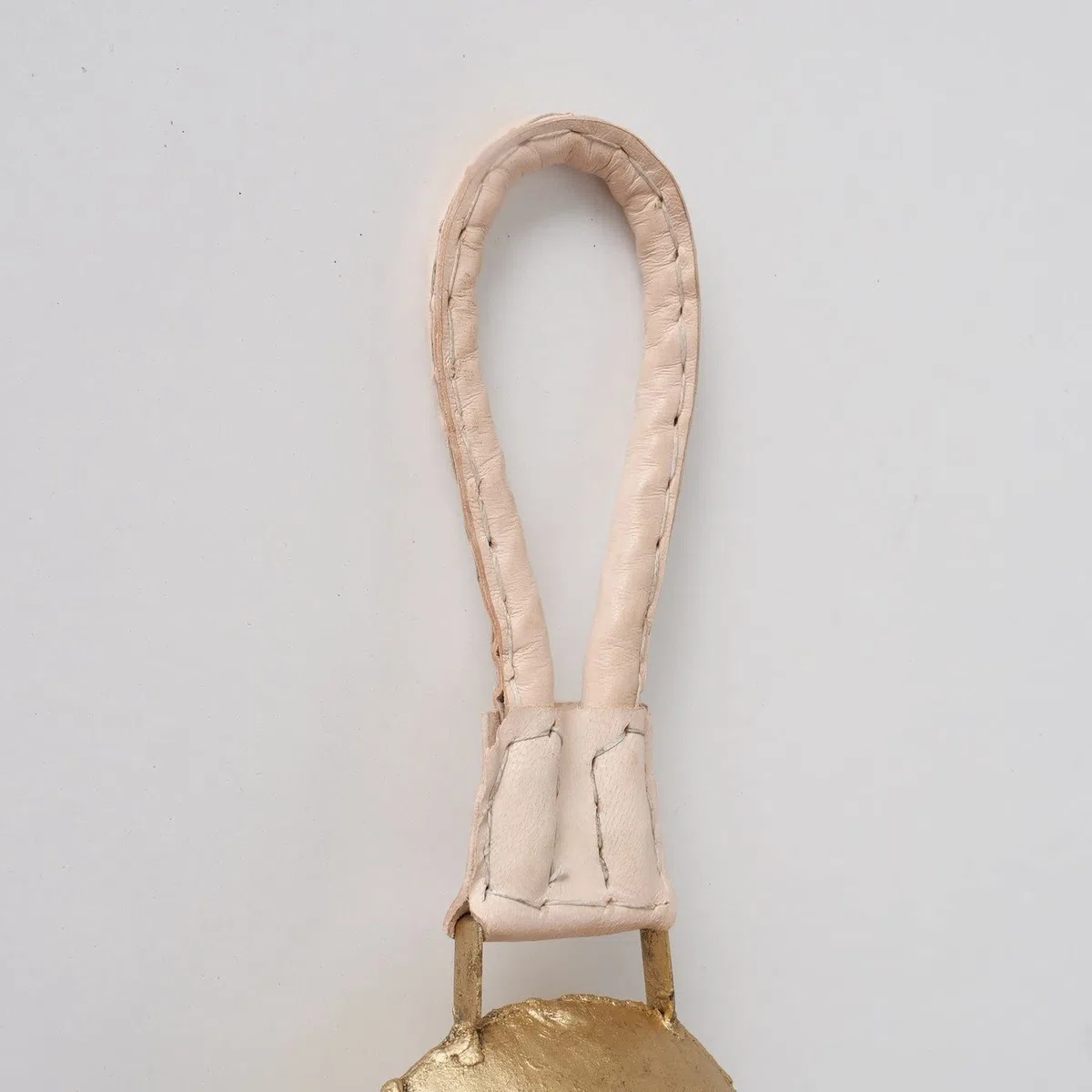Boltze Campanaccio Mucca, campanaccio Capra, in Metallo, Effetto Oro Antico, con Cinghia Marrone, 1 Pezzo, Dimensioni circa9 cm x 6 cm x 25 cm