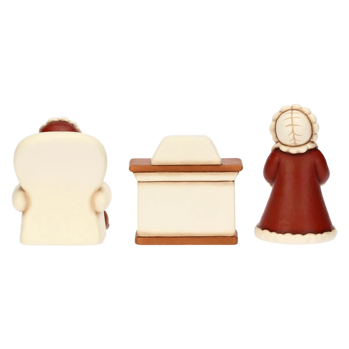 THUN - Babbo e mamma Natale con camino in ceramica - Thunland - camino 10x4,1x9.5 cm - Babbo e Mamma Natale 7,4x7,2x11,9 cm